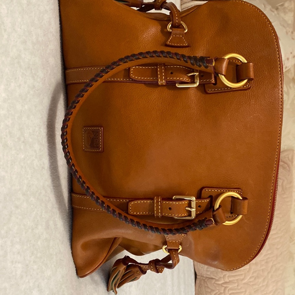 Dooney Bourke all leather Satchel. Lightly used great brand new condition!